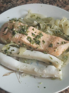 Una foto de Salmón, tiras de pota en microondas