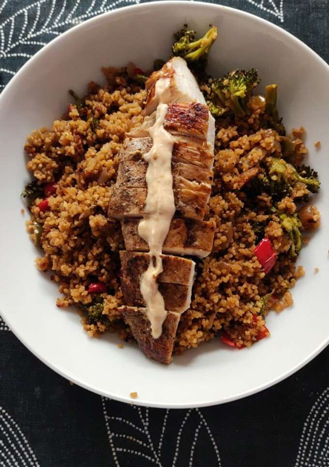 Una foto de Cuscús asiático con pechuga de pollo sous vide