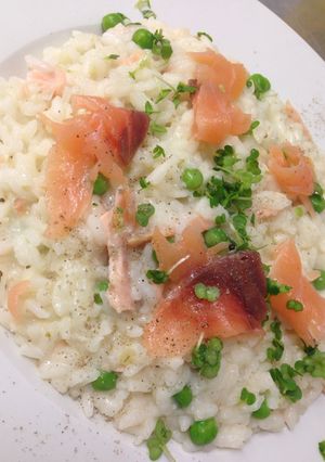 Foto di Risotto arborio with smoked salmon, green peas and watercress