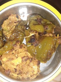 भरवा शिमला मिर्च (Bharwan shimla mirch recipe in hindi) रेसिपी मुख्य फोटो