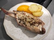 Una foto de conejo al horno con limon