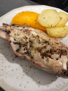 Una foto de Conejo al horno con calabaza y patata estilo hasselback