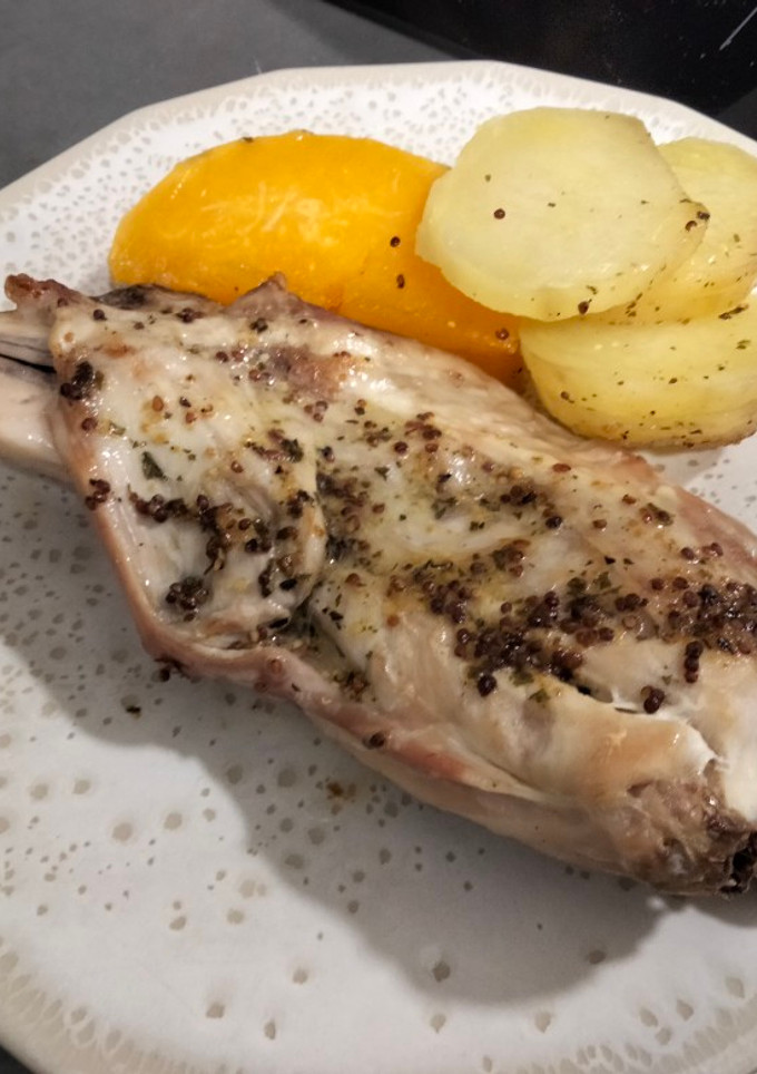 Una foto de Conejo al horno con calabaza y patata estilo hasselback