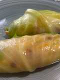 Rollitos de hojas de col rellenas de pollo y verduras
