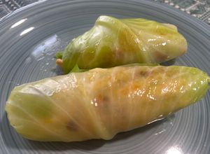 Foto principal de Rollitos de hojas de col rellenas de pollo y verduras