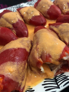 Una foto de Pimientos del piquillo rellenos de salmón, aguacate y surimi