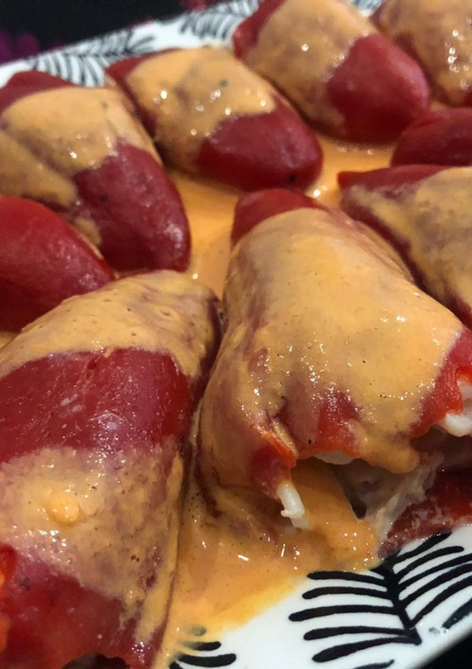 Una foto de Pimientos del piquillo rellenos de salmón, aguacate y surimi