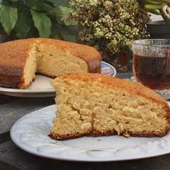 Una foto de TORTA ESPONJOSA DE VAINILLA CON LECHE CONDENSADA 🍰