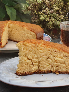 Una foto de TORTA ESPONJOSA DE VAINILLA CON LECHE CONDENSADA 🍰