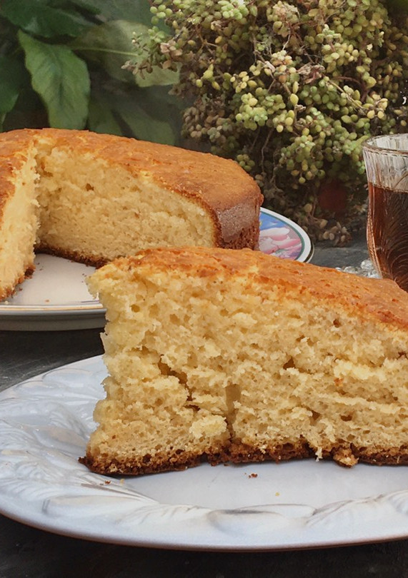 Una foto de TORTA ESPONJOSA DE VAINILLA CON LECHE CONDENSADA 🍰