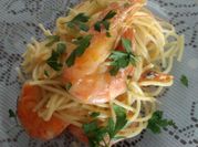 Una foto de pasta gambas