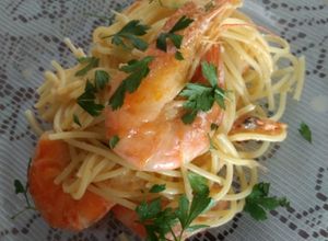 Una foto de Camarones con spaghetti al ajo, parmesano y perejil (gambas)