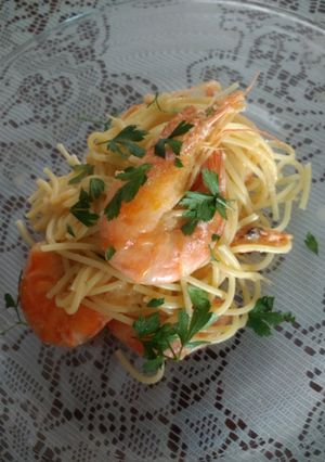 Una foto de Camarones con spaghetti al ajo, parmesano y perejil (gambas)
