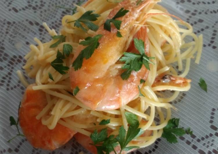 Camarones con spaghetti al ajo, parmesano y perejil (gambas)