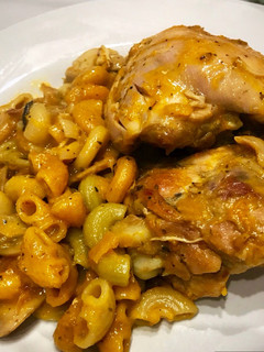 Una foto de Pollo con fideitos en salsa de calabaza y champiñones 🍄 Todo en la misma sartén o wok! Sin ensuciar!