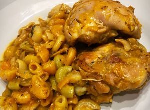 Una foto de Pollo con fideitos en salsa de calabaza y champiñones 🍄 Todo en la misma sartén o wok! Sin ensuciar!
