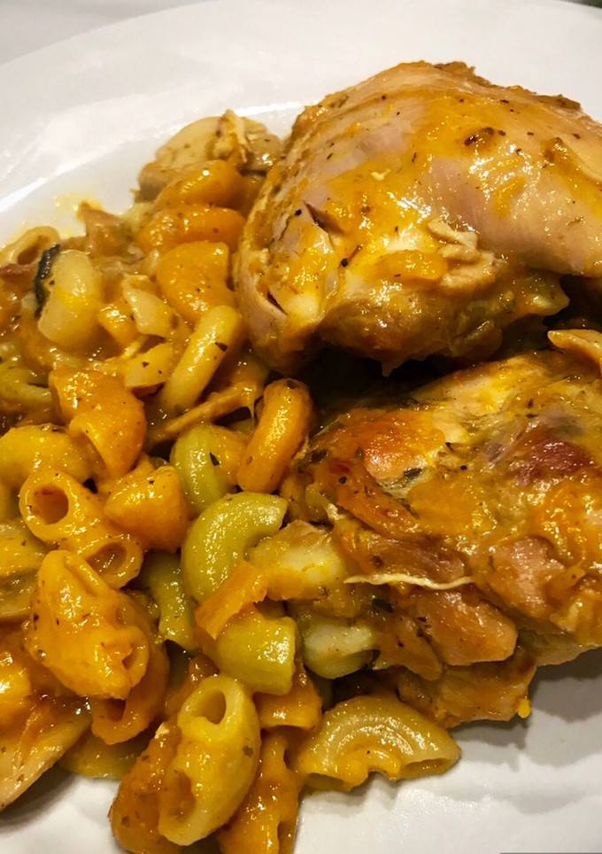 Una foto de Pollo con fideitos en salsa de calabaza y champiñones 🍄 Todo en la misma sartén o wok! Sin ensuciar!