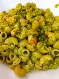 Una foto de Pesto con gambas