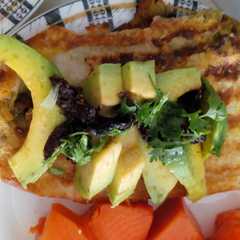 A picture of Avocado toast (Tostada con aguacate para el desayuno).