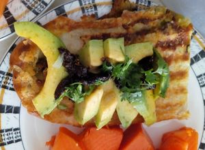 Una foto de Avocado toast (Tostada con aguacate para el desayuno)