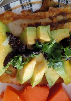 Una foto de Avocado toast (Tostada con aguacate para el desayuno)