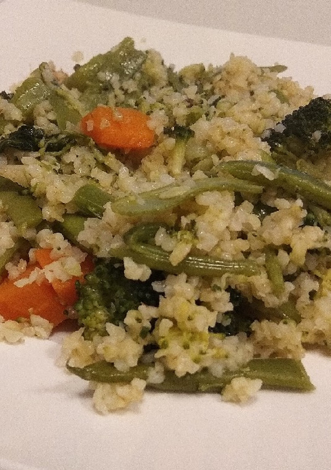 Una foto de Bulgur con verduras