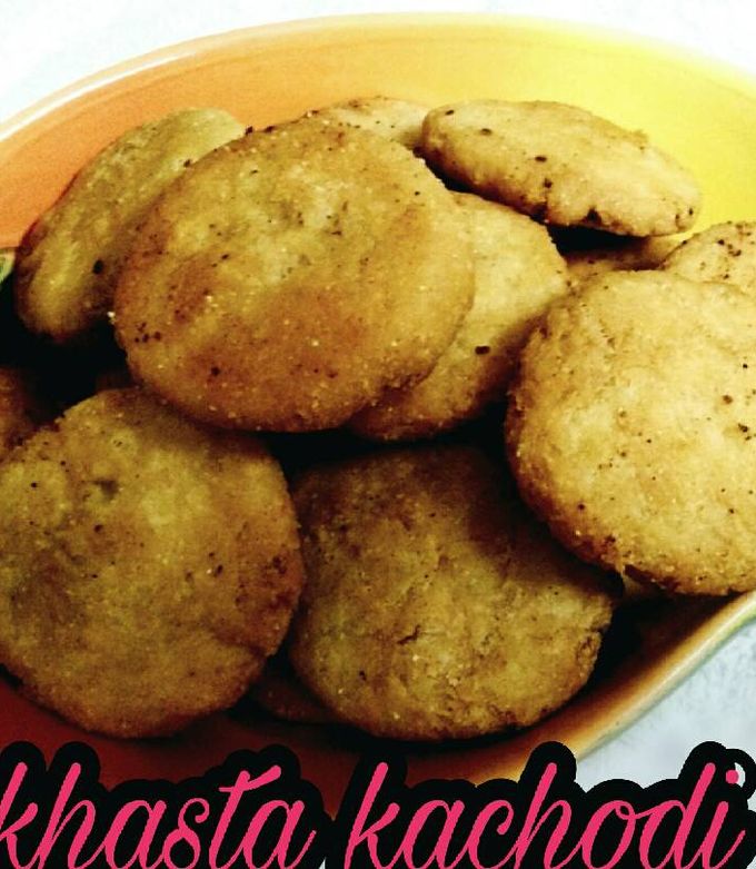 A picture of Khasta kachori.