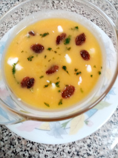 Una foto de Crema de verduras con nata y pasas