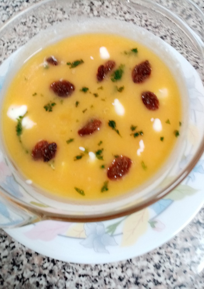 Una foto de Crema de verduras con nata y pasas