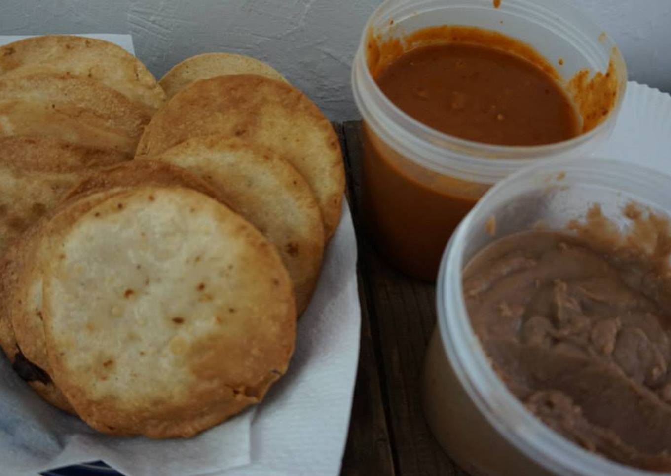 Tostaditas de tortilla dura, con frijolitos y chorizo, con salsa de la tía Güera