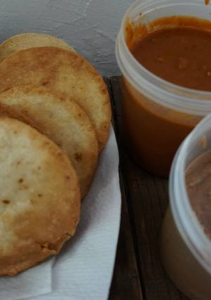 Una foto de Tostaditas de tortilla dura, con frijolitos y chorizo, con salsa de la tía Güera