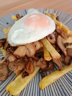 Una foto de Champiñones al ajillo con huevos