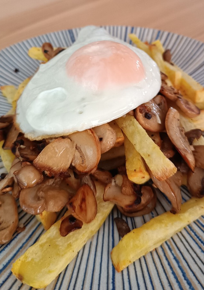 Una foto de Champiñones al ajillo con huevos