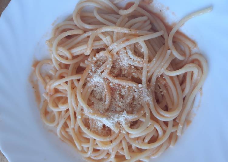 Spaghetti mit cremiger Tomatensauce