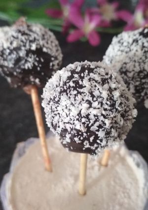 A picture of Cake pops from leftover cake.