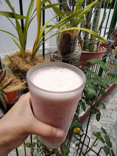 Una foto de Licuado de banana, naranja y arándanos :)