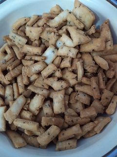 खारे शंकरपाळी (khare shankarpale recipe in marathi) रेसिपी चे मुख्य फोटो