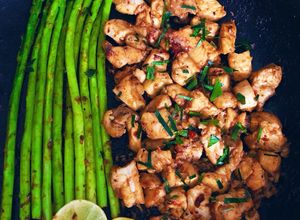 Hình của món Ức gà áp chảo + măng tây.