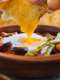 Una foto de Huevos a la flamenca
