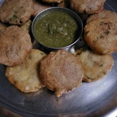 A picture of Aloo sabudana vada.