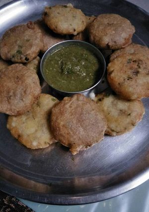 A picture of Aloo sabudana vada.