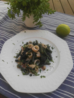 Una foto de Ensalada de calamares, judías verdes y alga wakame