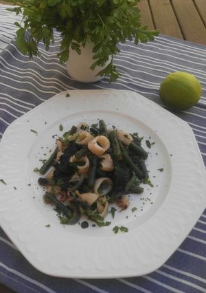 Una foto de Ensalada de calamares, judías verdes y alga wakame