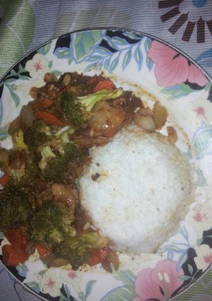 Una foto de Carne con brocoli y naranja