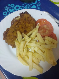Una foto de Cachopo de cinta de lomo con tomate provenzal y papas fritas