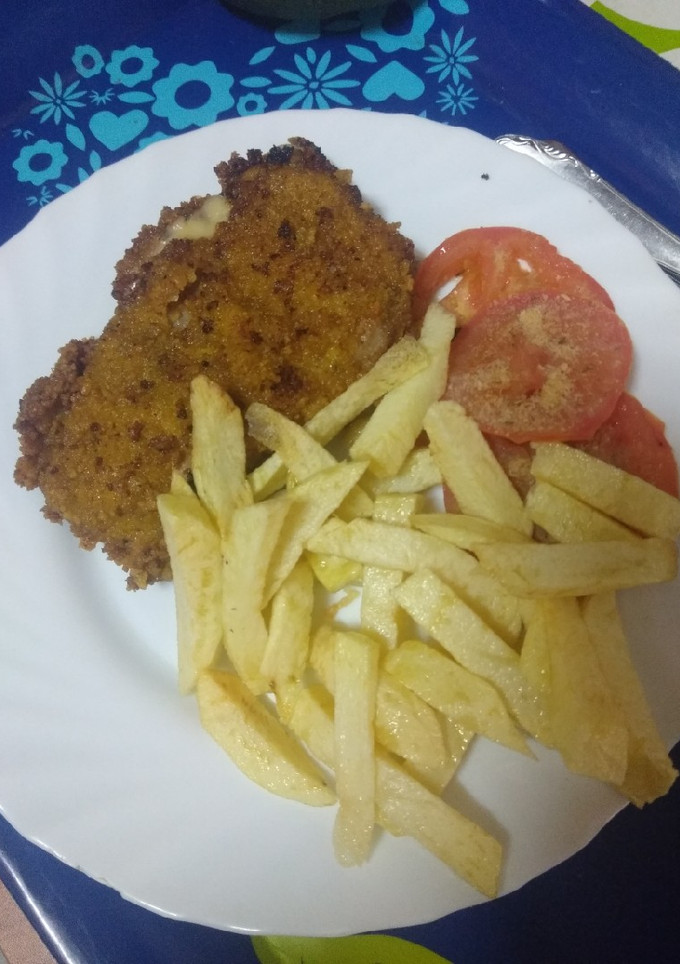 Una foto de Cachopo de cinta de lomo con tomate provenzal y papas fritas