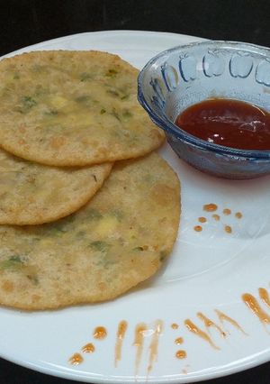 A picture of Paneer Stuffed Makkaye Puri.