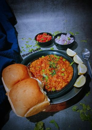 A picture of પાઉંભાજી.(Pavbhaji Recipe in Gujarati).