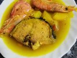 Guiso de patatas y pescado con langostinos