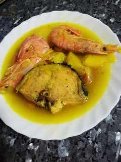 Una foto de Guiso de patatas y pescado con langostinos